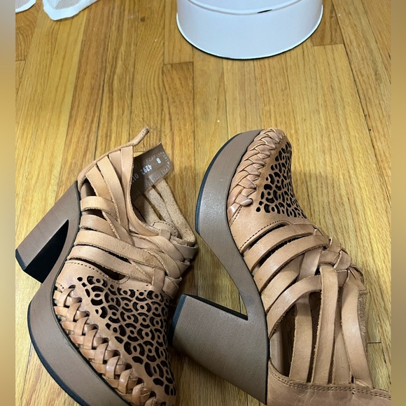 “Ethnic” Women's Tan Strap/Zipper Sandals SZ: (8) Leather NNBox New Tried On - Picture 8 of 10